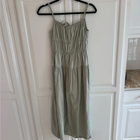 Elegant Green Sleeveless Dress - Picture 1 of 3